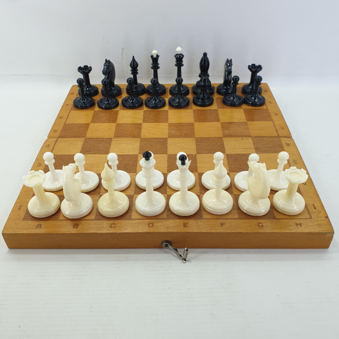 Набор шахмат с игровой доской 30х30см, черные пешка и слон из другого набора, СССР. Картинка 1